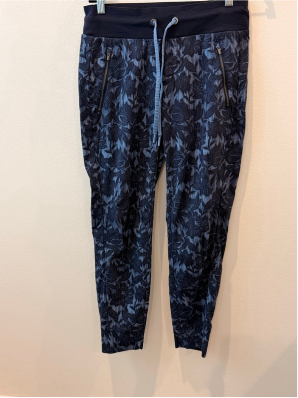 Women's Athleta Blue Black Floral Print Track Pants & Joggers Size 6
